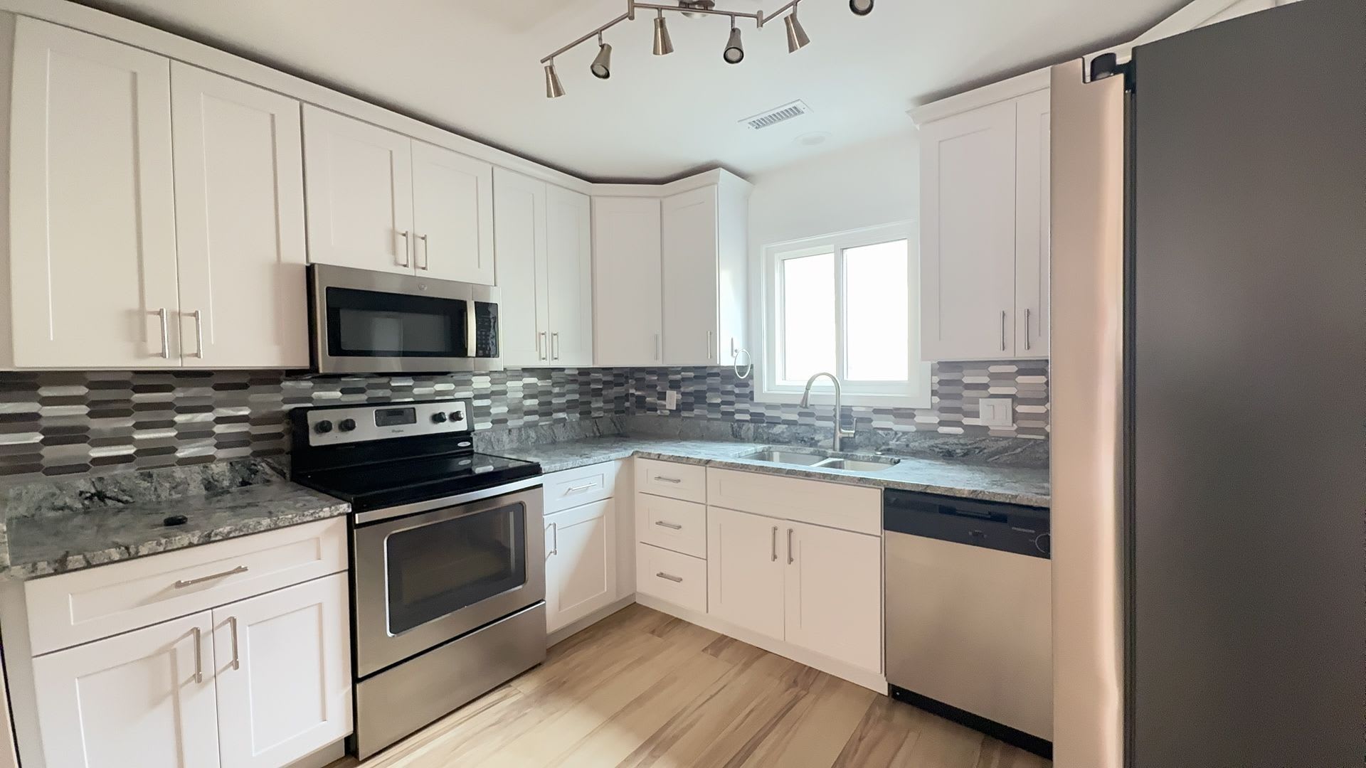 Spacious 2-Bedroom Condo! – photo 3