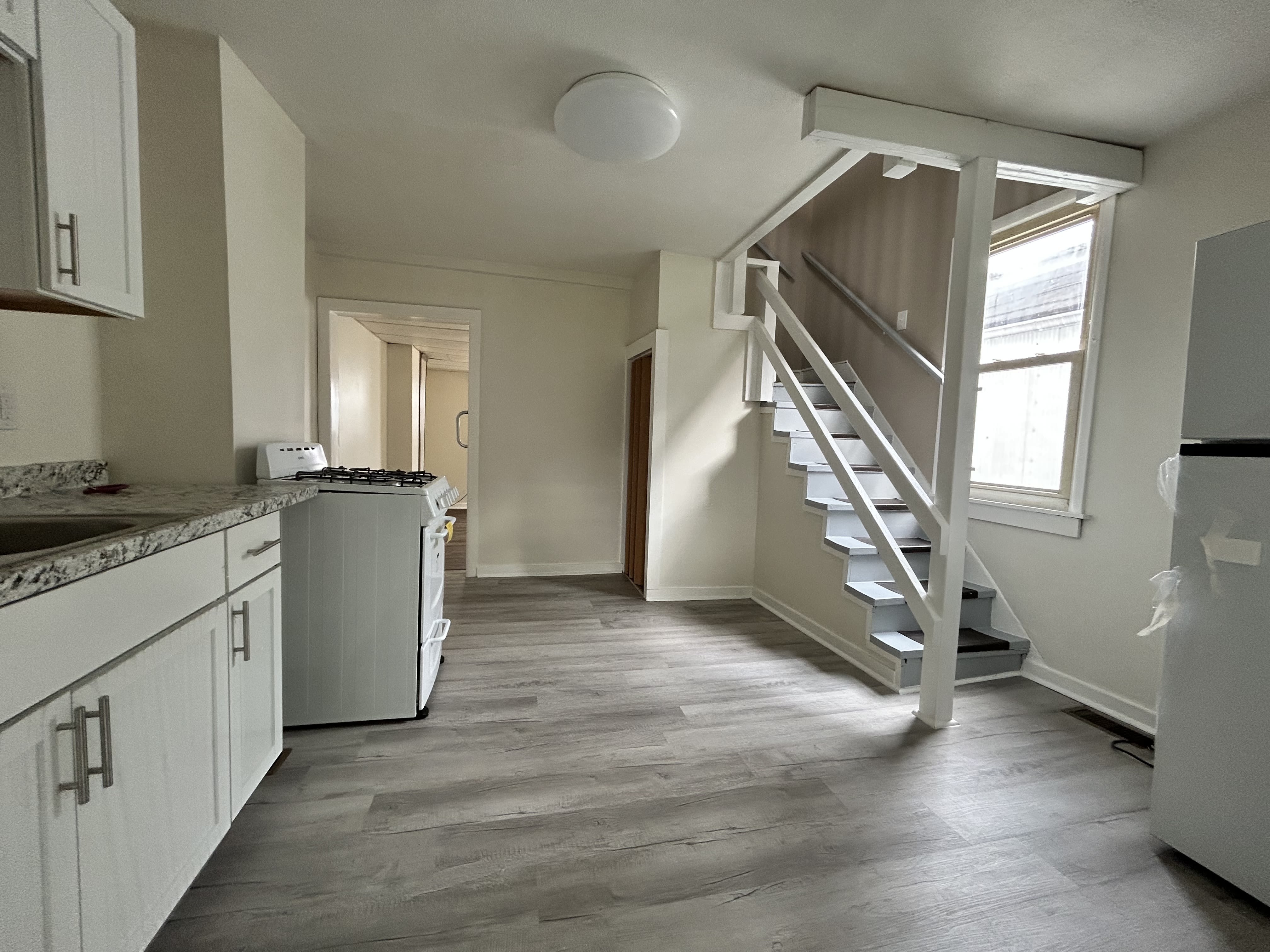 133 Springdale St – photo 2