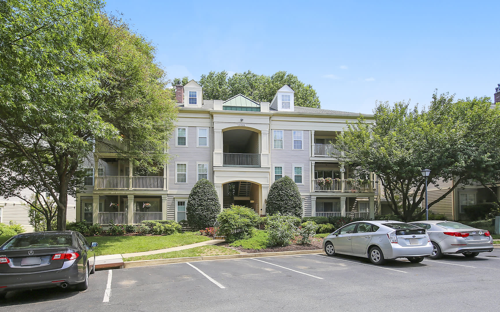 Top-Floor 3BD/3BA seconds to Downtown Crown! – photo 1