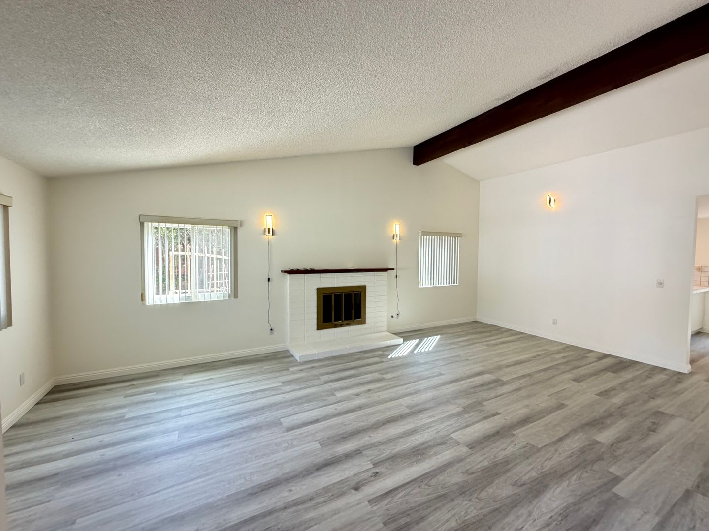 3 Bed 2 Bath Single Story Home In West Hills – photo 2