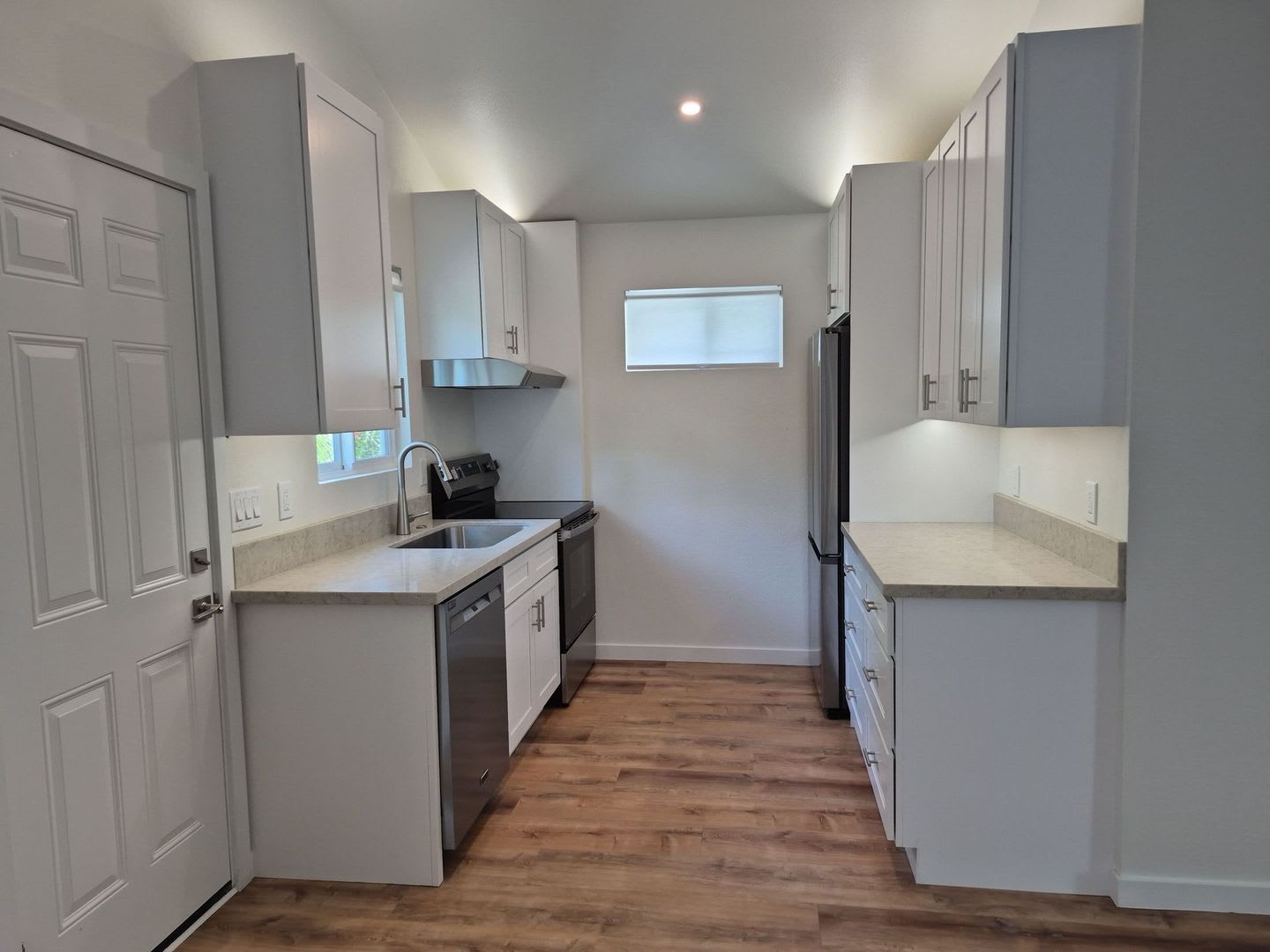 Brand new 2 bd. 1 ba. remodeled cottage on lg. property close to beach. Available now. – photo 4