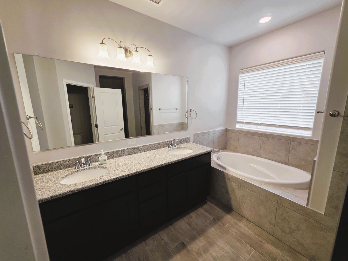Beautiful East Side House 3 Bed 2 Baths Part Of The Overlook Casa Club That Includes Swimming Pool Gym Tennis Court Pickleball Courts – photo 3