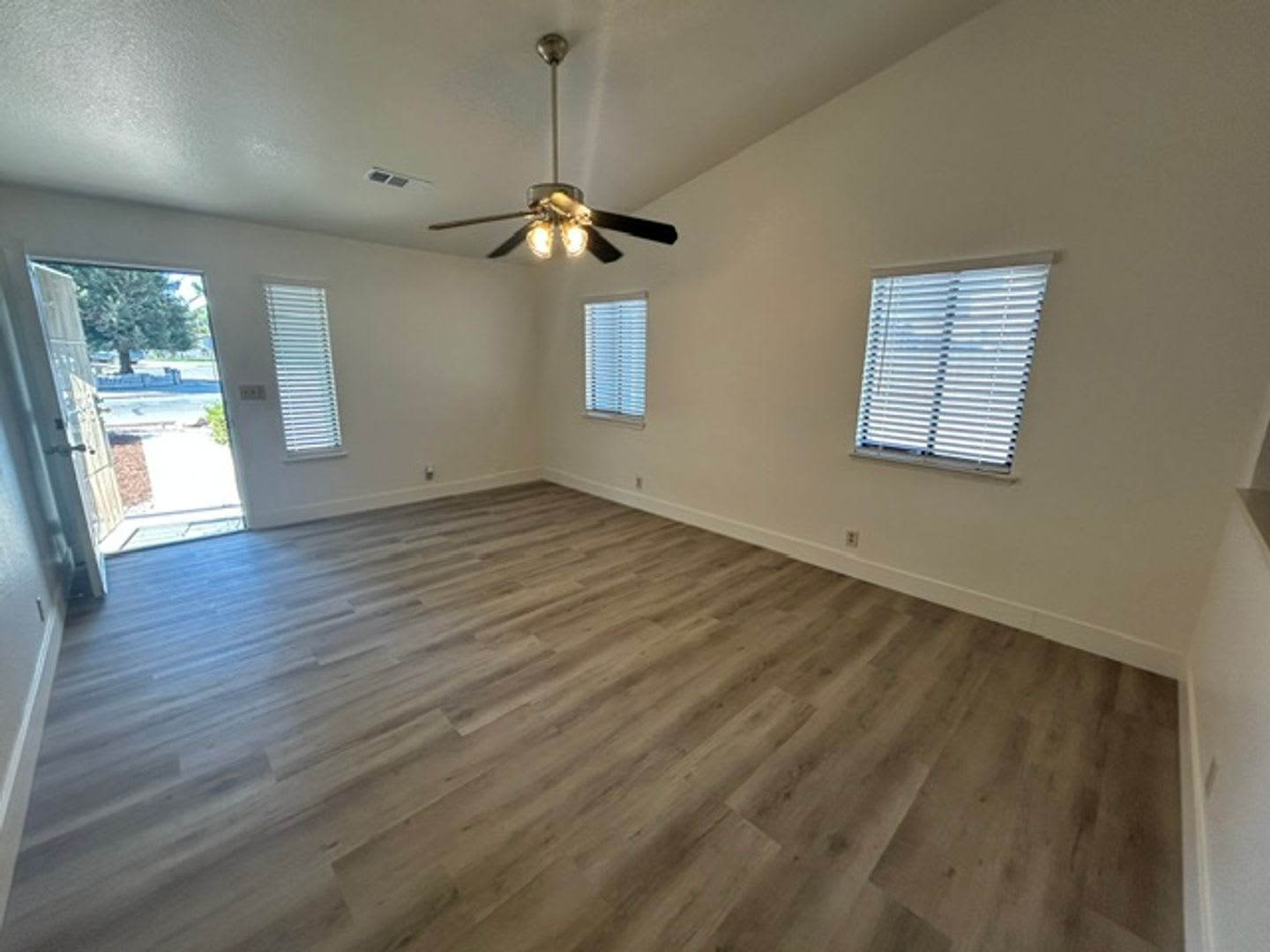3 Bedroom 2 Bathroom Home in Tulare! $600 off First Month's Rent!!! – photo 3