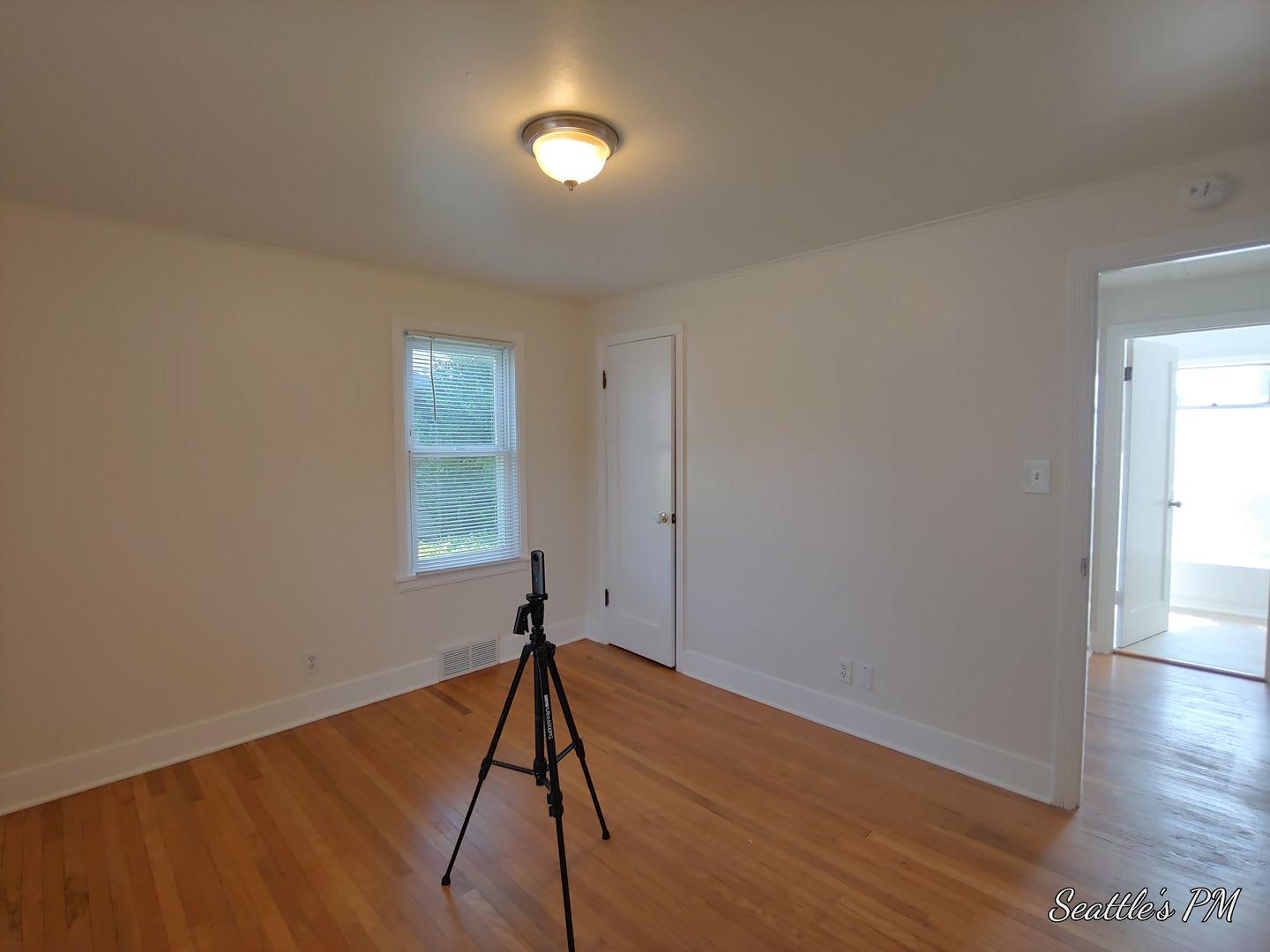 Charming 2 Bedroom Home In West Seattle Off Street Parking Large Outdoor Space – photo 5