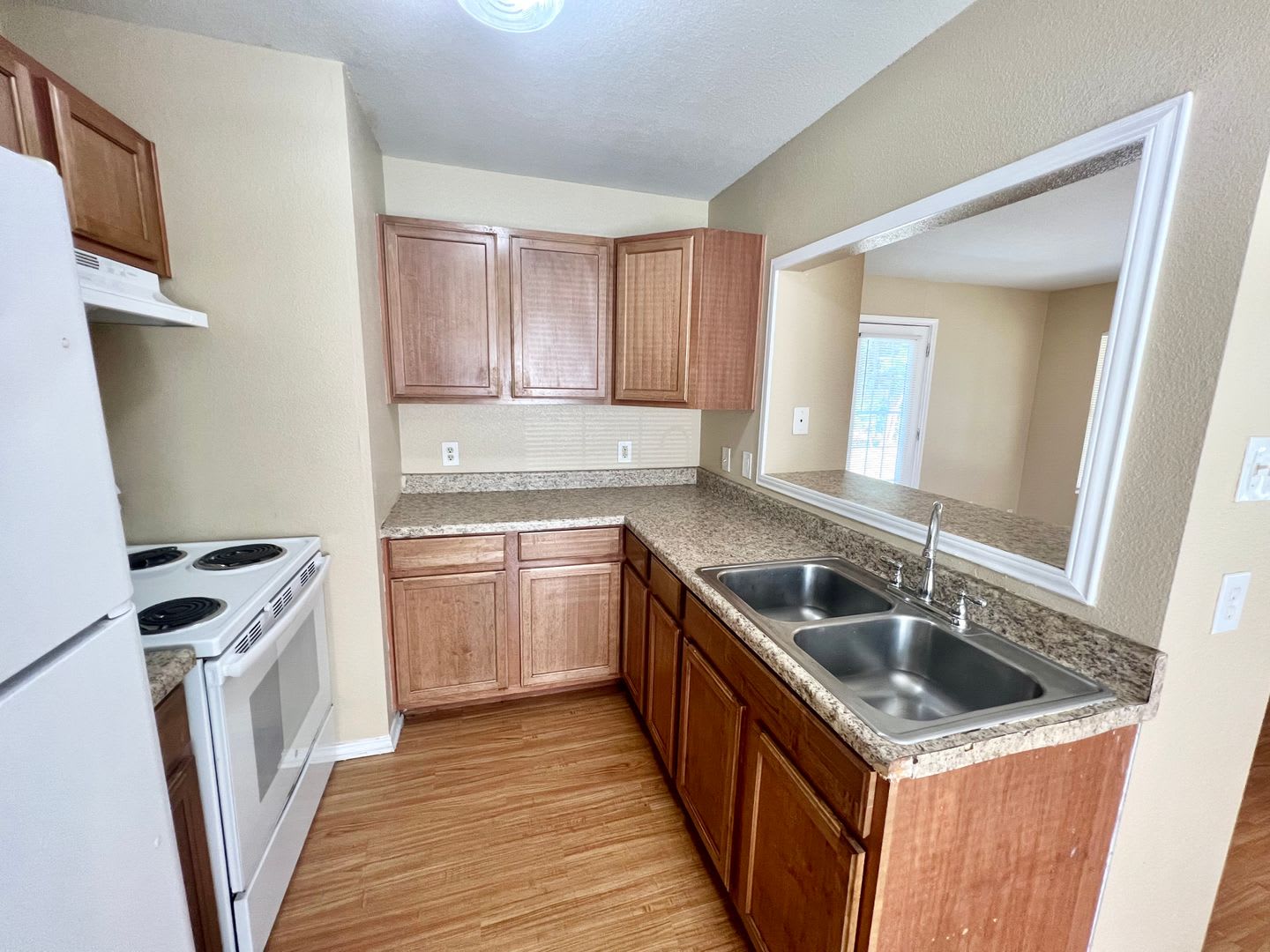 *MOVE IN SPECIAL* Great Location! 3 Bedroom Home Near Shopping & Dining! – photo 4