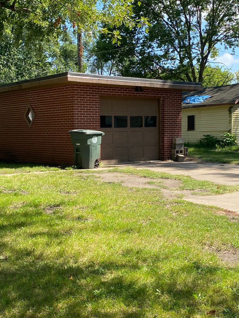 2 Bedroom, 1 Bath Single Family Home with Single Stall Garage 920 Ashland Waterloo, IA – photo 2