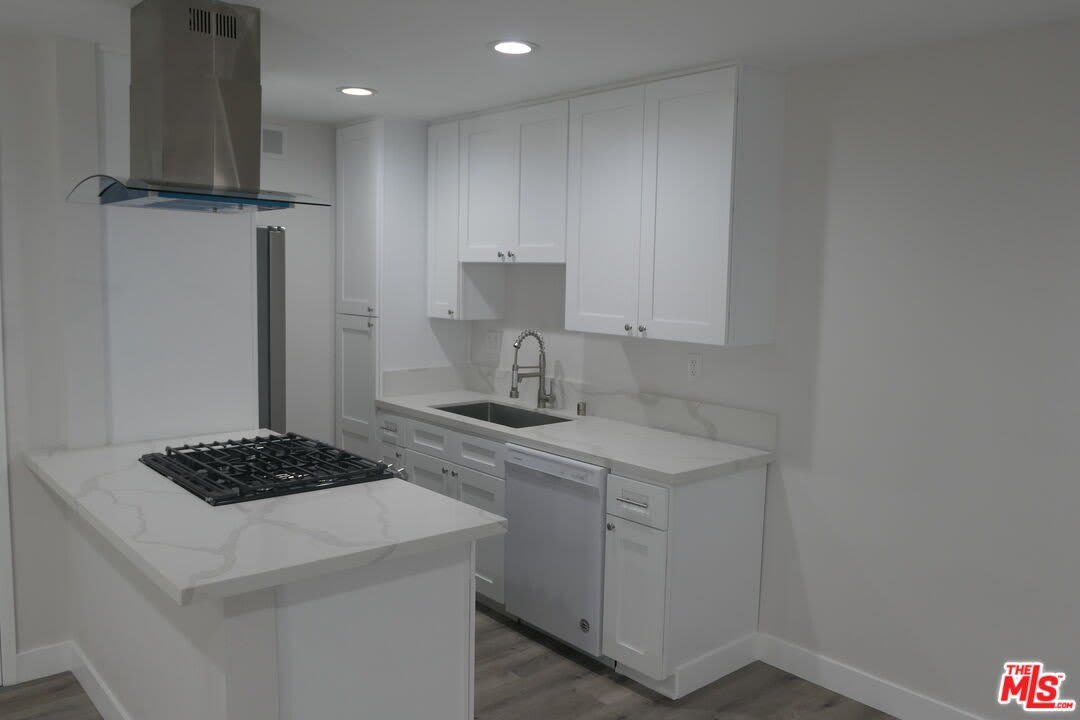 10836 CAMARILLO St – photo 5