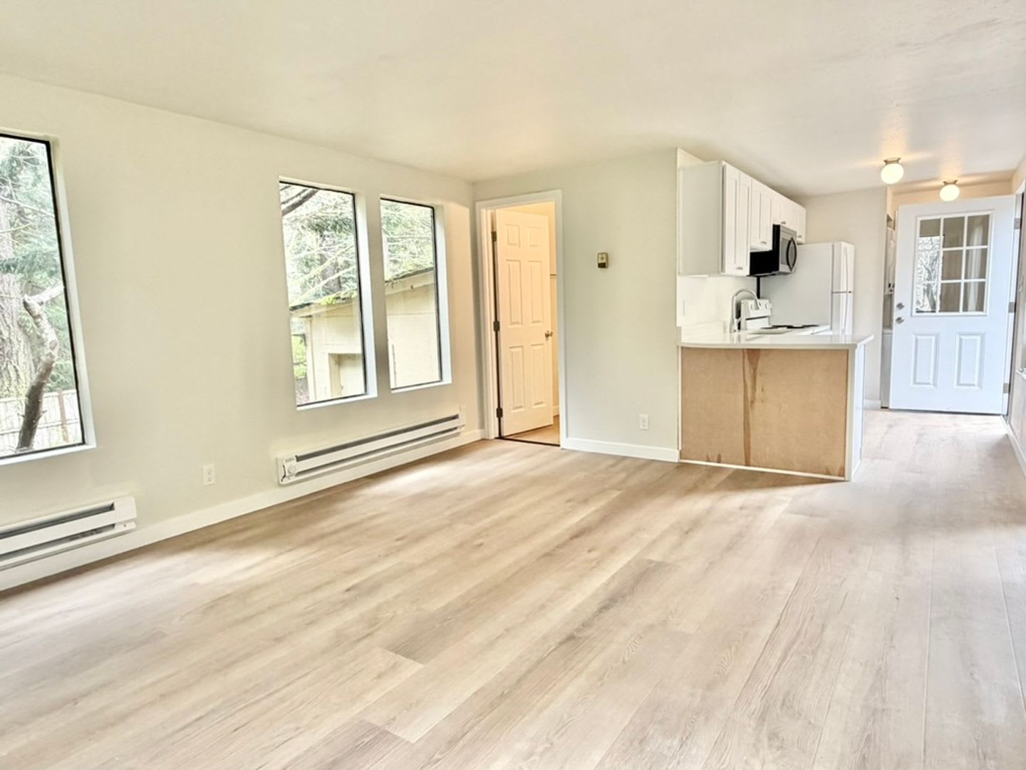 Cozy Oak Bay Retreat: Bright 1 Bedroom and Private Deck – photo 4