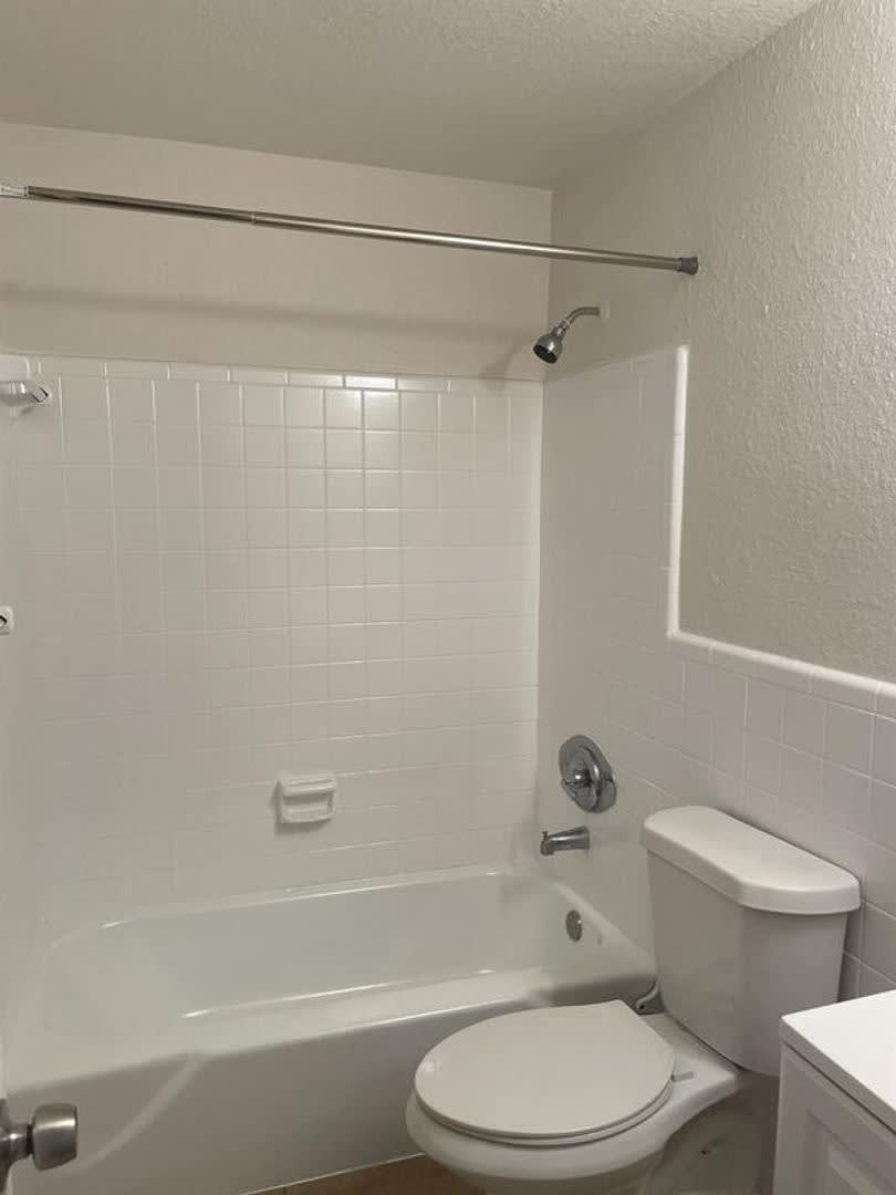 LARGE NEWLY RENOVATED 2 BEDROOM APARTMENTS Application fee is waived during move in – photo 3