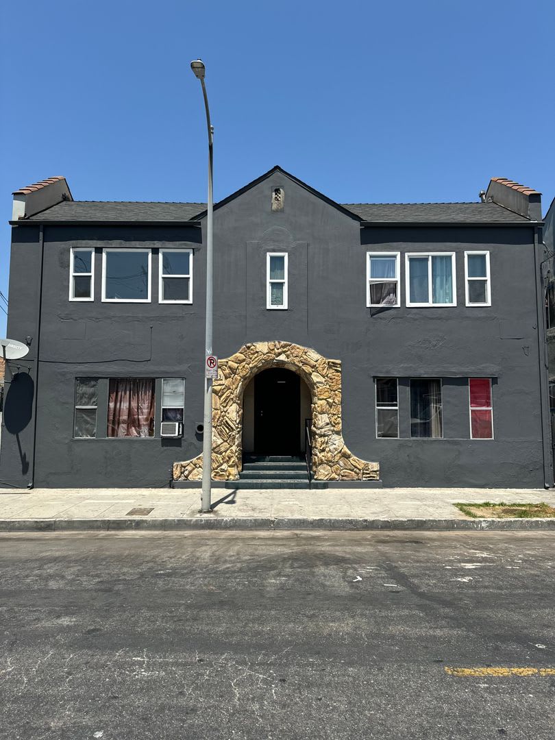811 W 43Rd St – photo 1