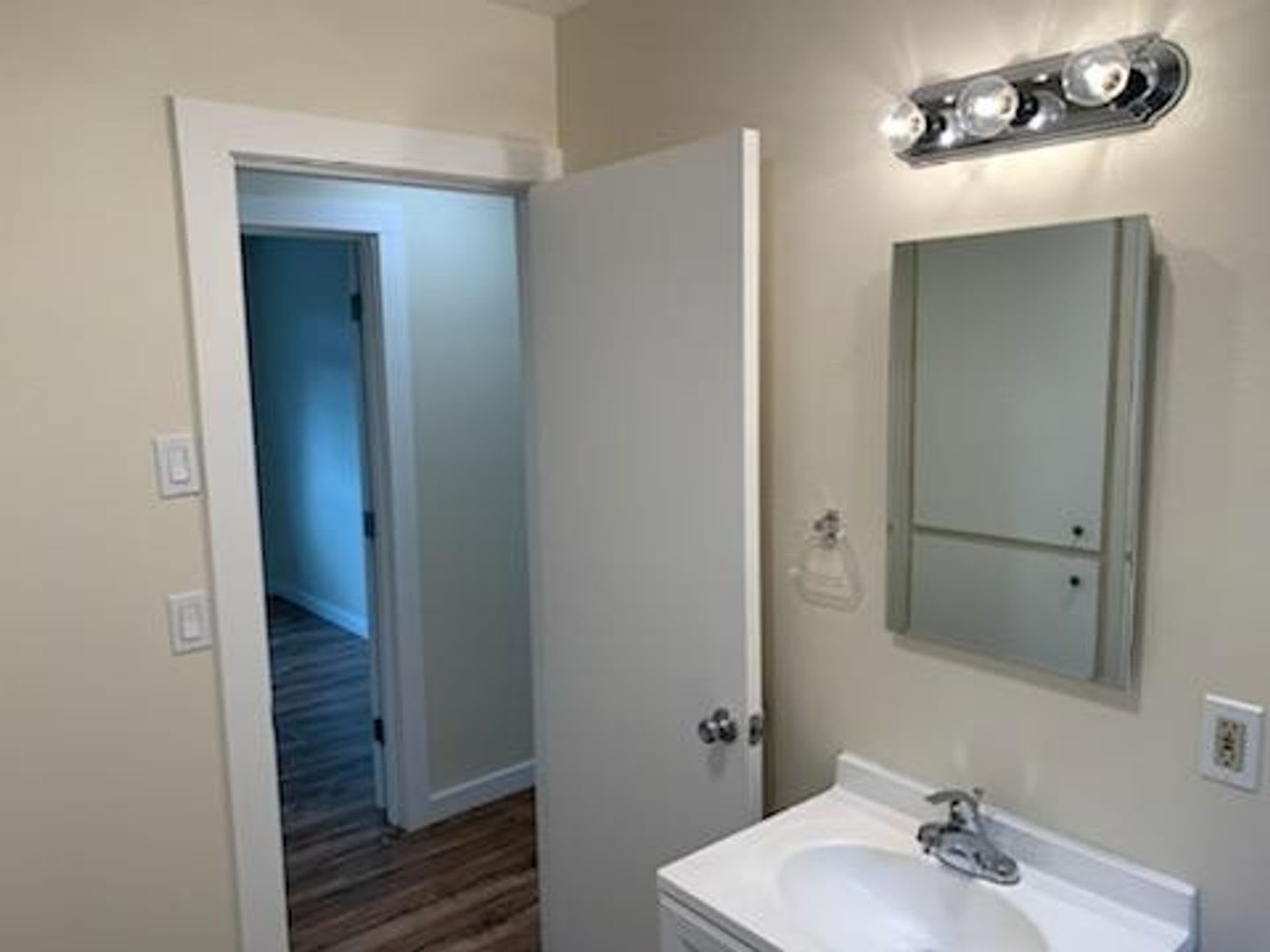 C2402 Maple Court Apartments – photo 4