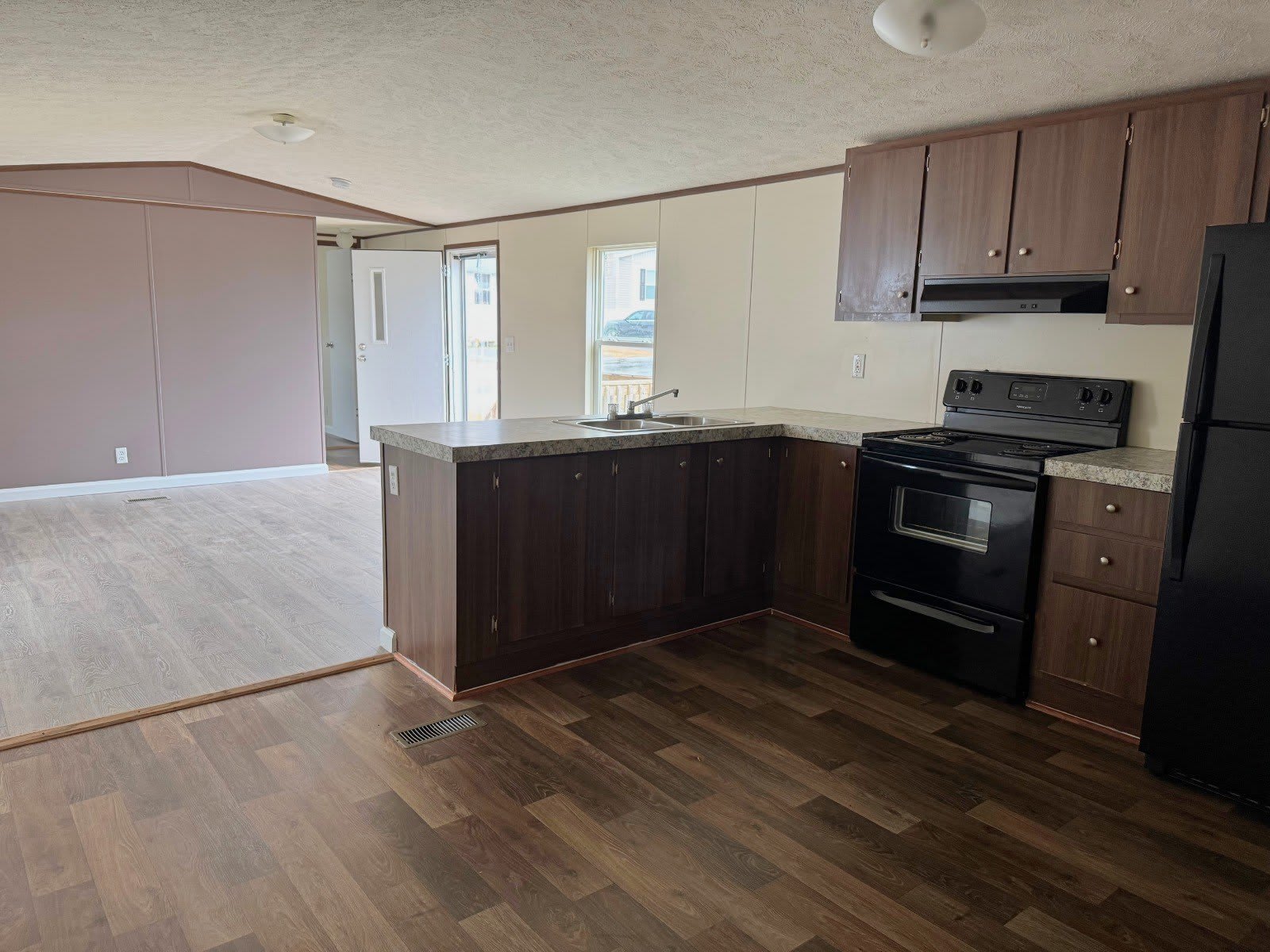 565 Travis Way – photo 2