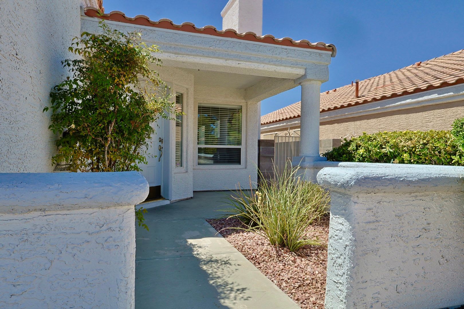Charming Single Story Home With 3 Car Garage Great Location 500 Off First Full Month S Rent If Leased By 9 15 – photo 3