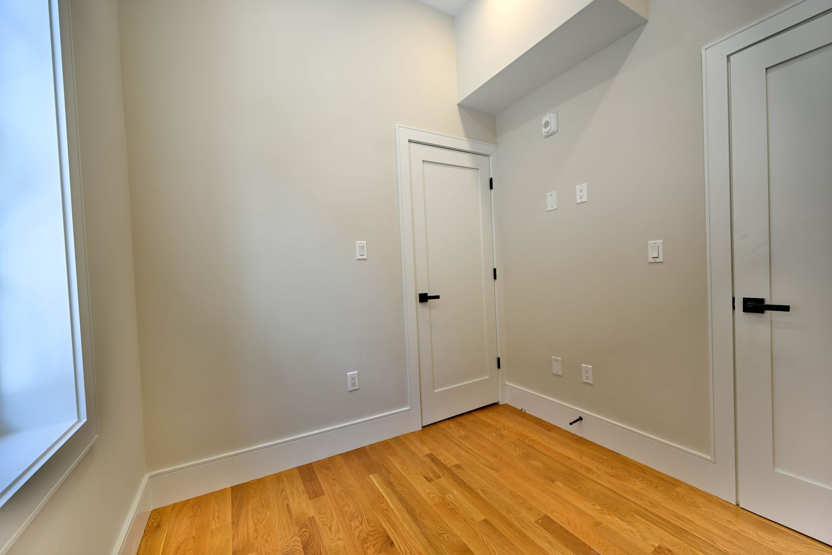 Bay Village 2 Bed – Prime Location w/ Laundry – photo 5