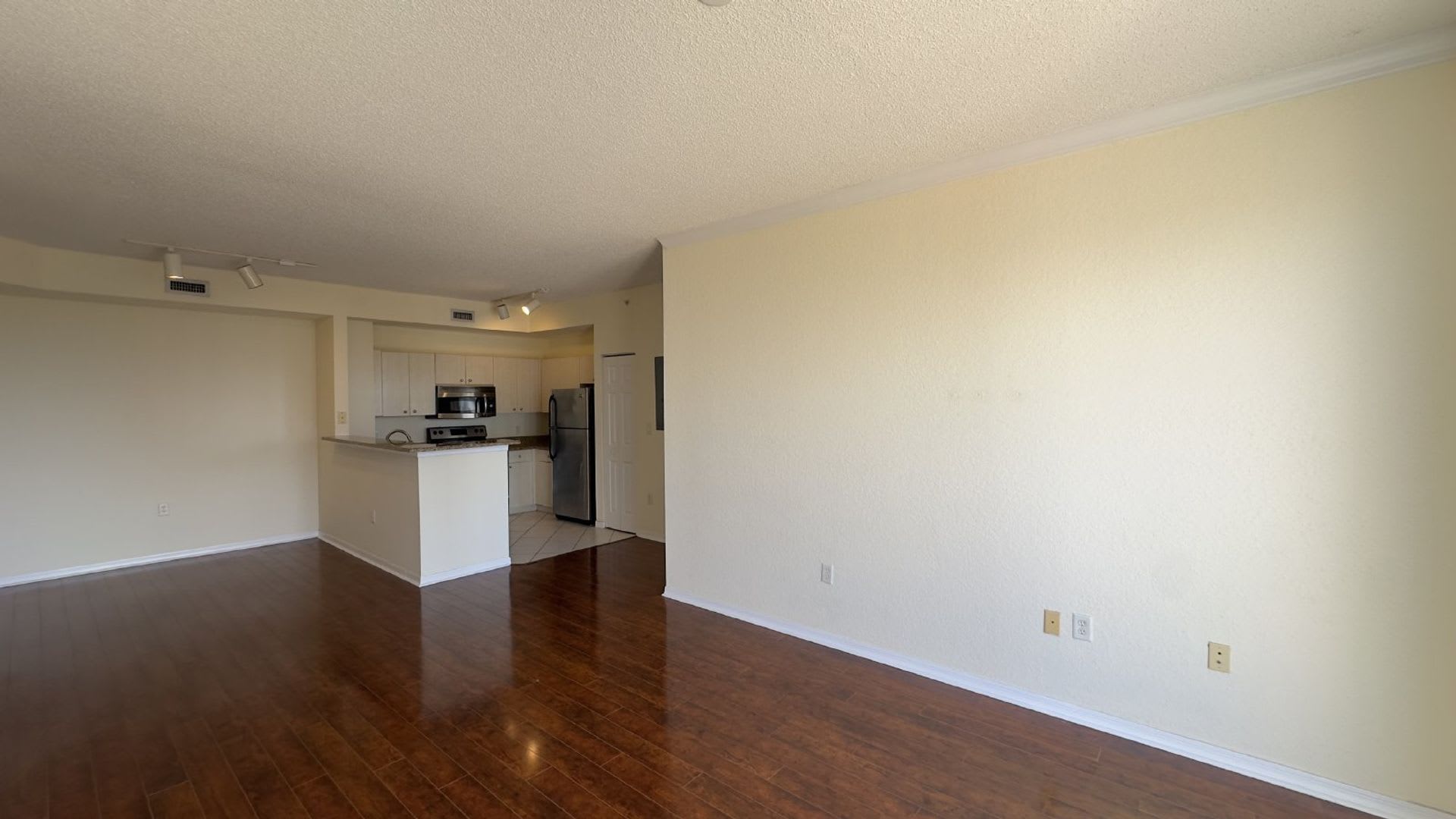 2-Bedroom Penthouse in the Heart of West Palm Beach – photo 3