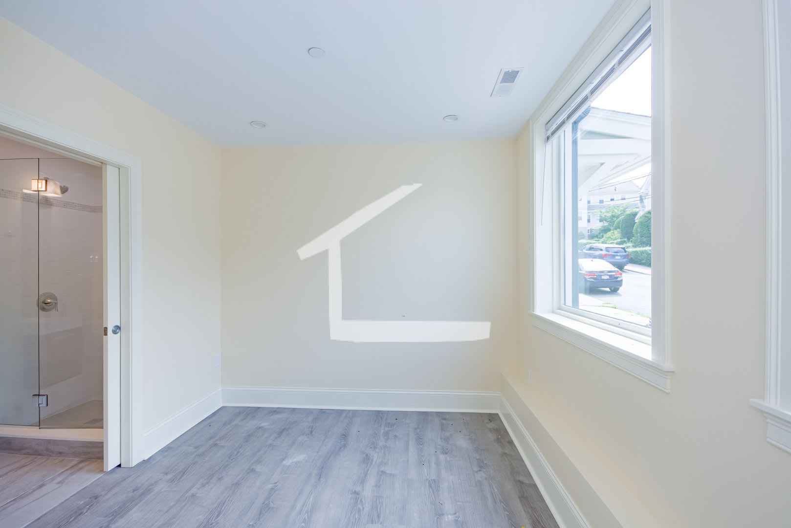 Charming 4 Bedroom-No Broker Fee – photo 2