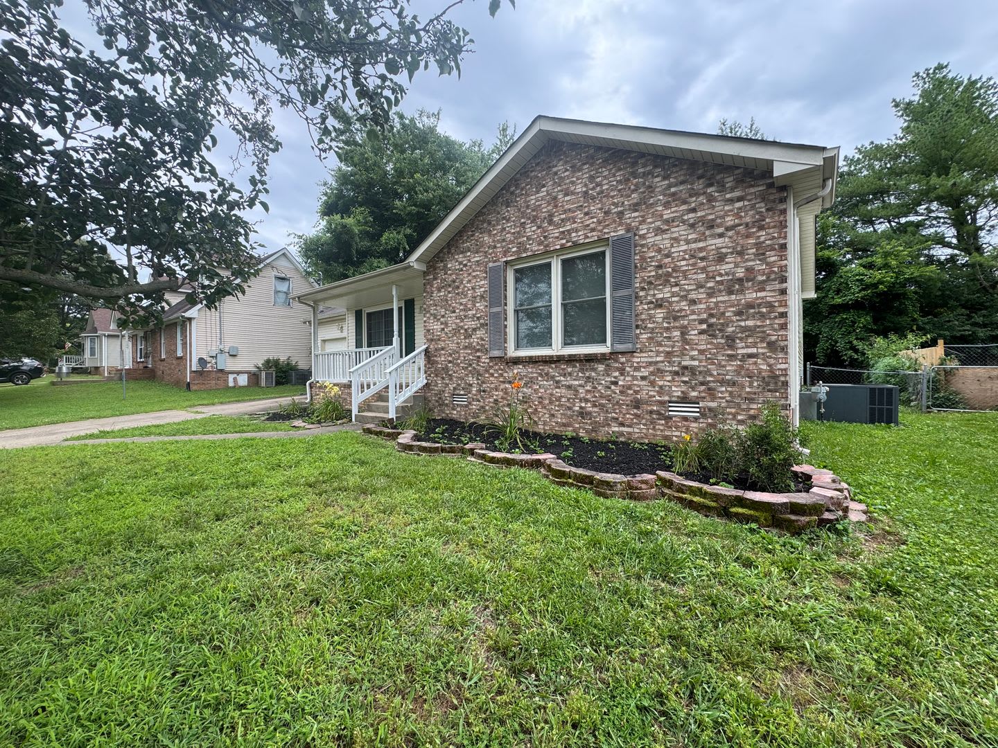 Charming Single-Family Home in Clarksville – photo 3