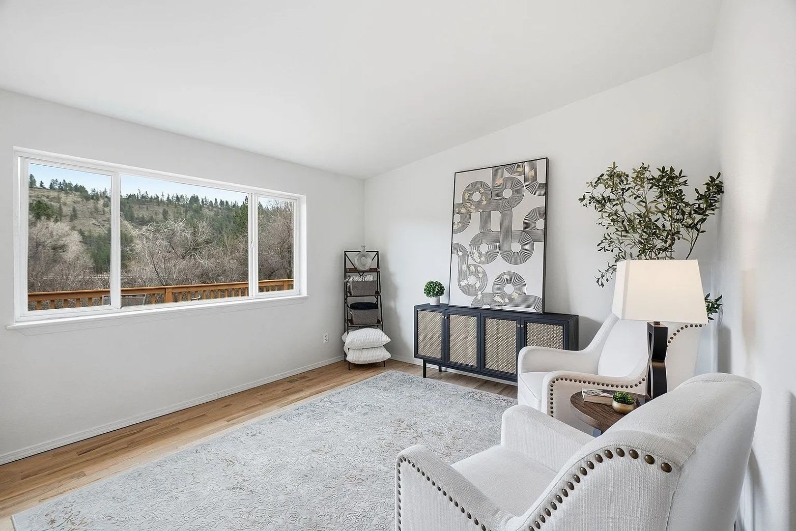 Spacious 4-Bed / 3-Bath South Hill Home — Views, Central A/C, Attached Garage – photo 2