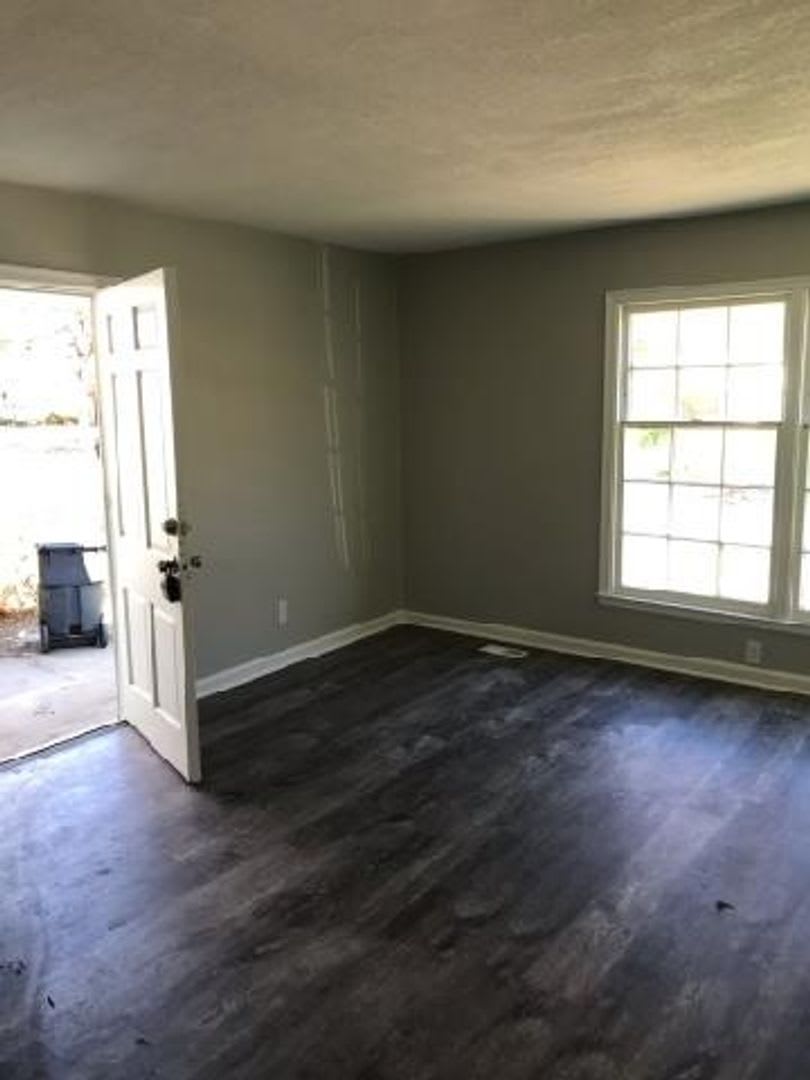 3br 1.5 bath, NEWLY RENOVATED! Garage, fenced back yard, plank flooring – photo 2