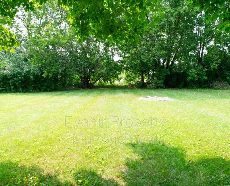 3160 Honeysuckle Rd – photo 4