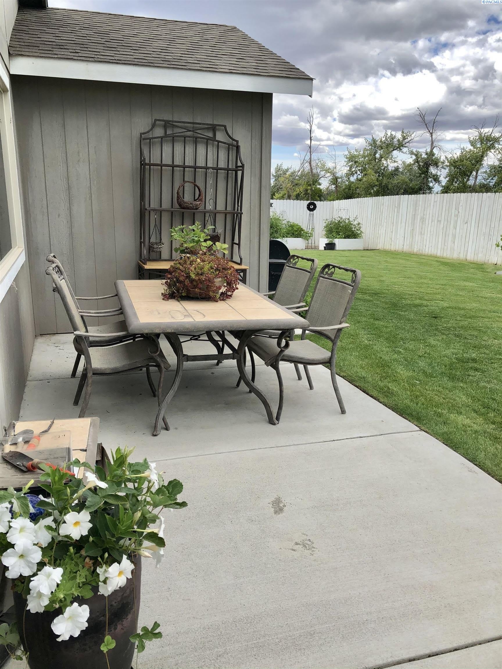 438 Charbonneau Dr – photo 4