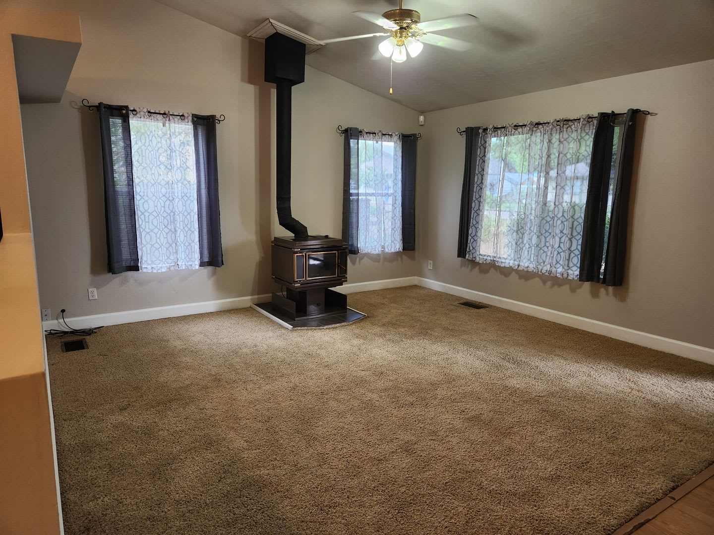 Beautiful 3 bed/3 bath home with huge bonus room – photo 4