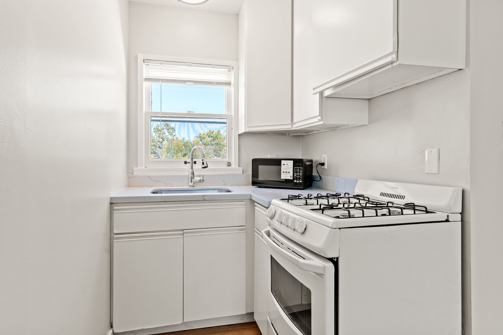 Charming San Leandro Duplex: 2 Bed w/ In-unit Laundry & Off-street Parking – photo 5