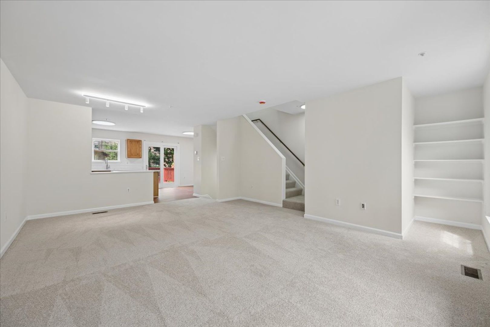 Garage Townhouse For Lease – photo 5