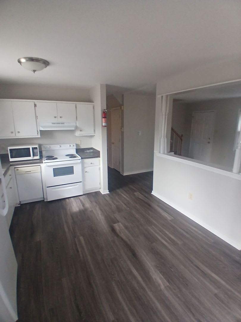 1/2 MONTH FREE- SIGN BY 9/01/2026 Large Deck- A Must See!! – photo 3