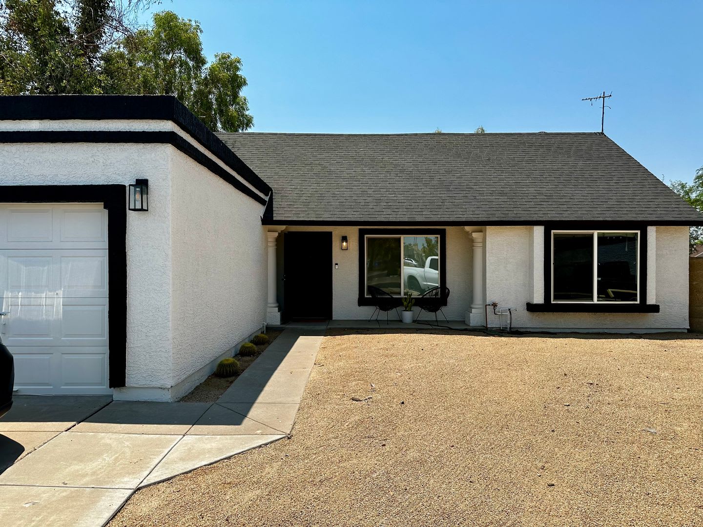 BEAUTIFULLY UPGRADED HOME WITH A HUGE RESORT-LIKE BACKYARD IN GLENDALE – photo 4
