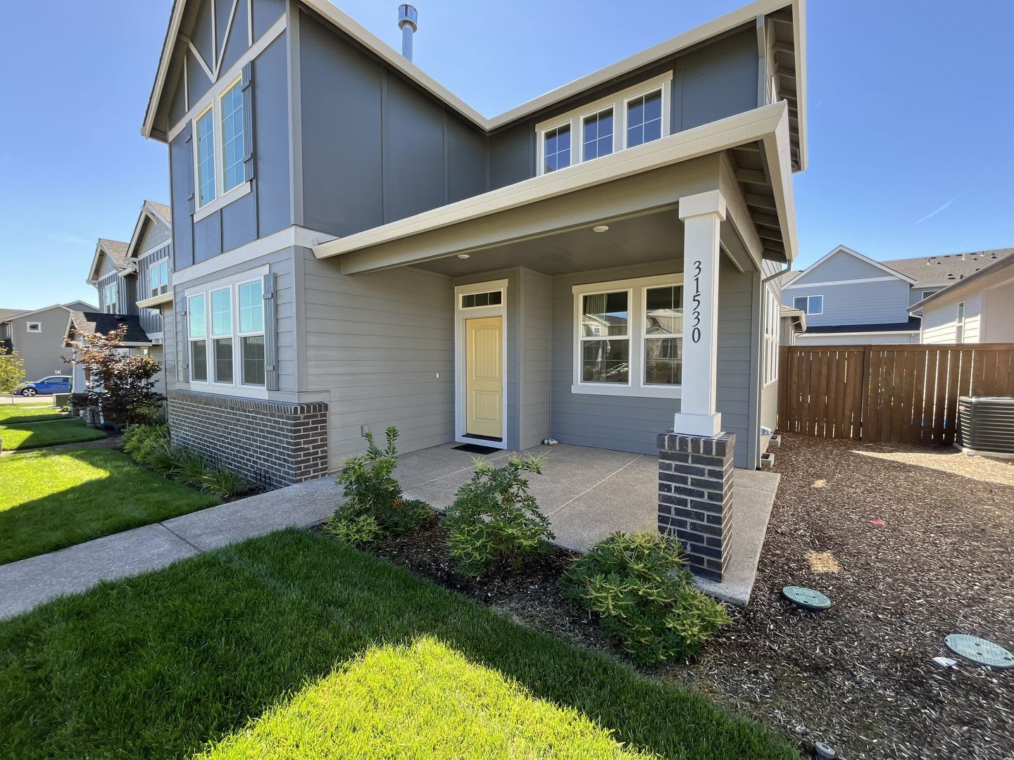 Stunning New North Plains Home With 3 Bedrooms 2 5 Bathrooms Soaring Living Room Loft Office Luxurious Primary Suite – photo 5