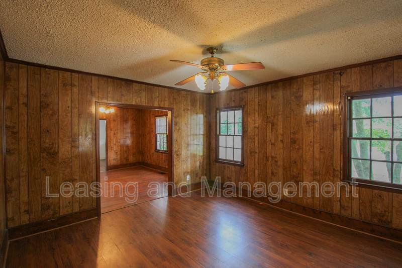 211 W Poplar Street – photo 3