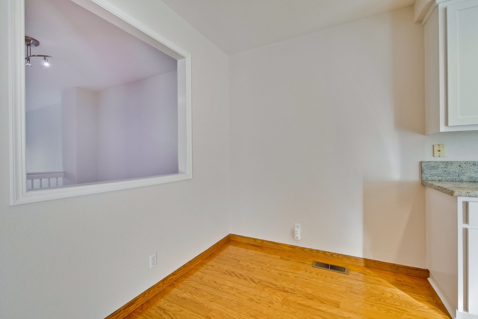 Large 3 Bed 3 Bath Townhouse – photo 3