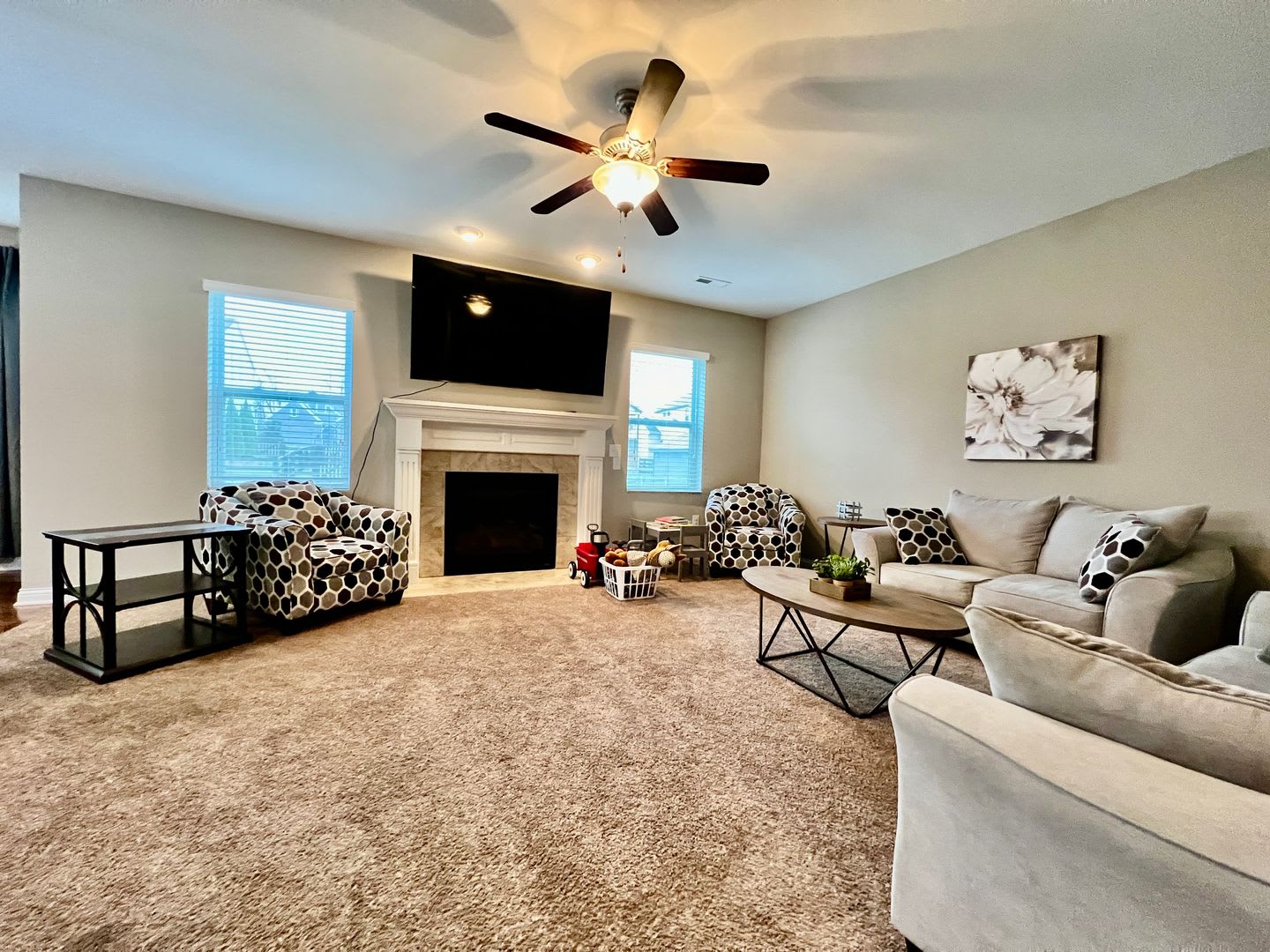 Executive corporate rental features community pool. Fully furnished and includes all utilities. – photo 2