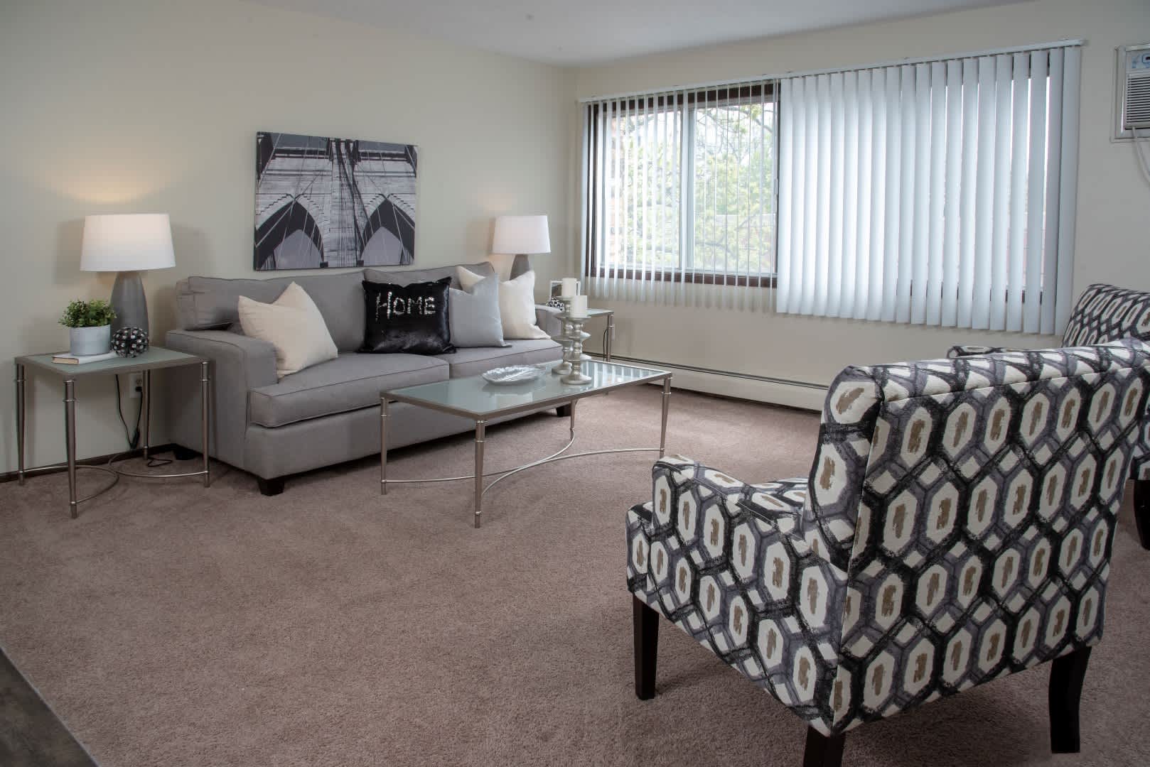 600 10th Ave Apartments – photo 3