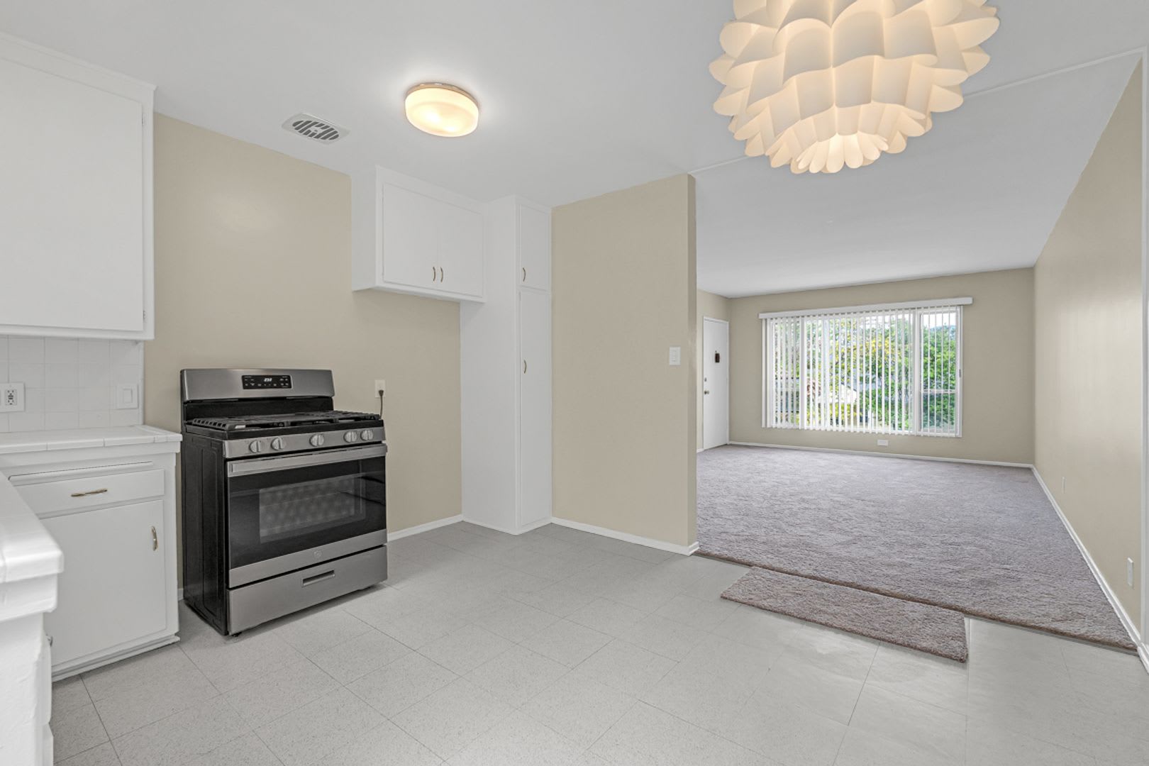 2 Bedrooms 1 Bath Unit In Great Location – photo 5