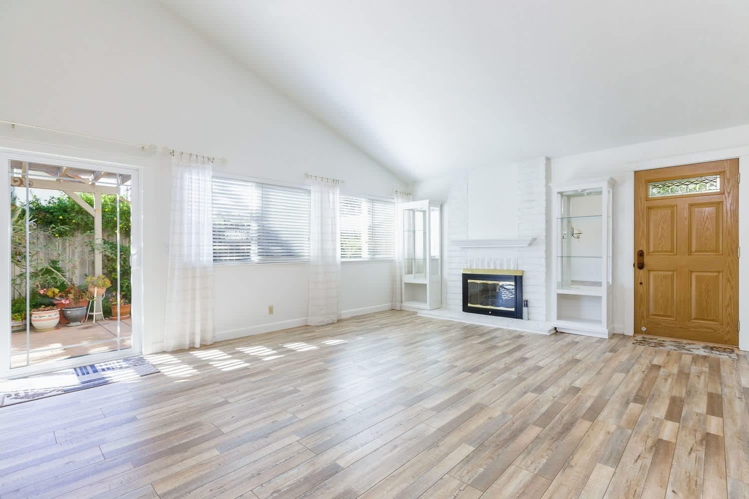 Bright and Open Floorplan! – photo 2