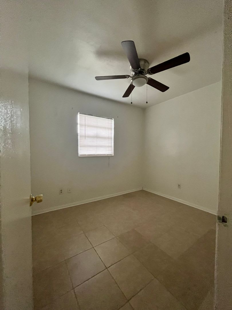 Large Single-family home features 3 bedrooms, 1.5 bathrooms. – photo 5