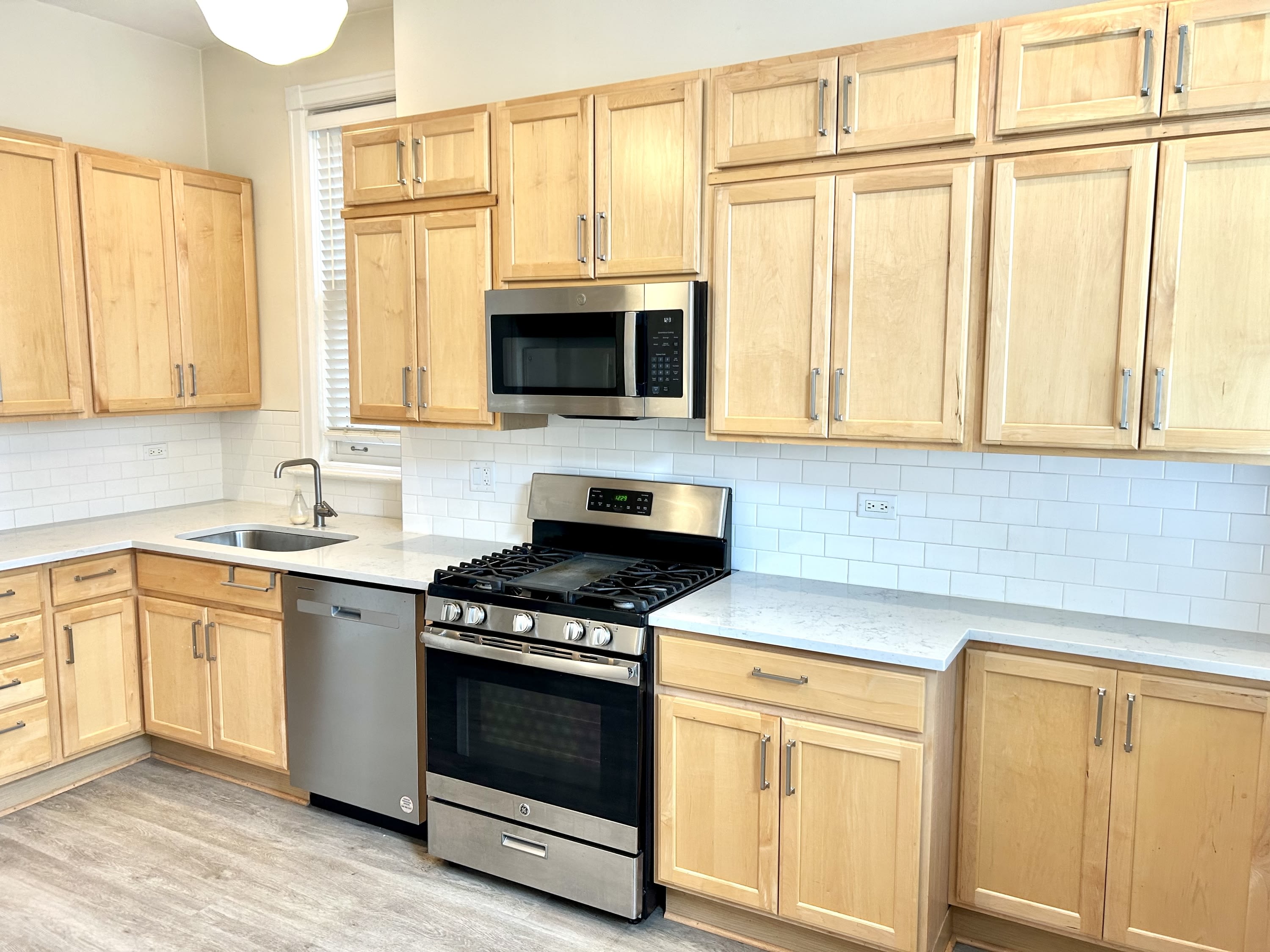 4351 N. Hermitage Ave. – photo 2