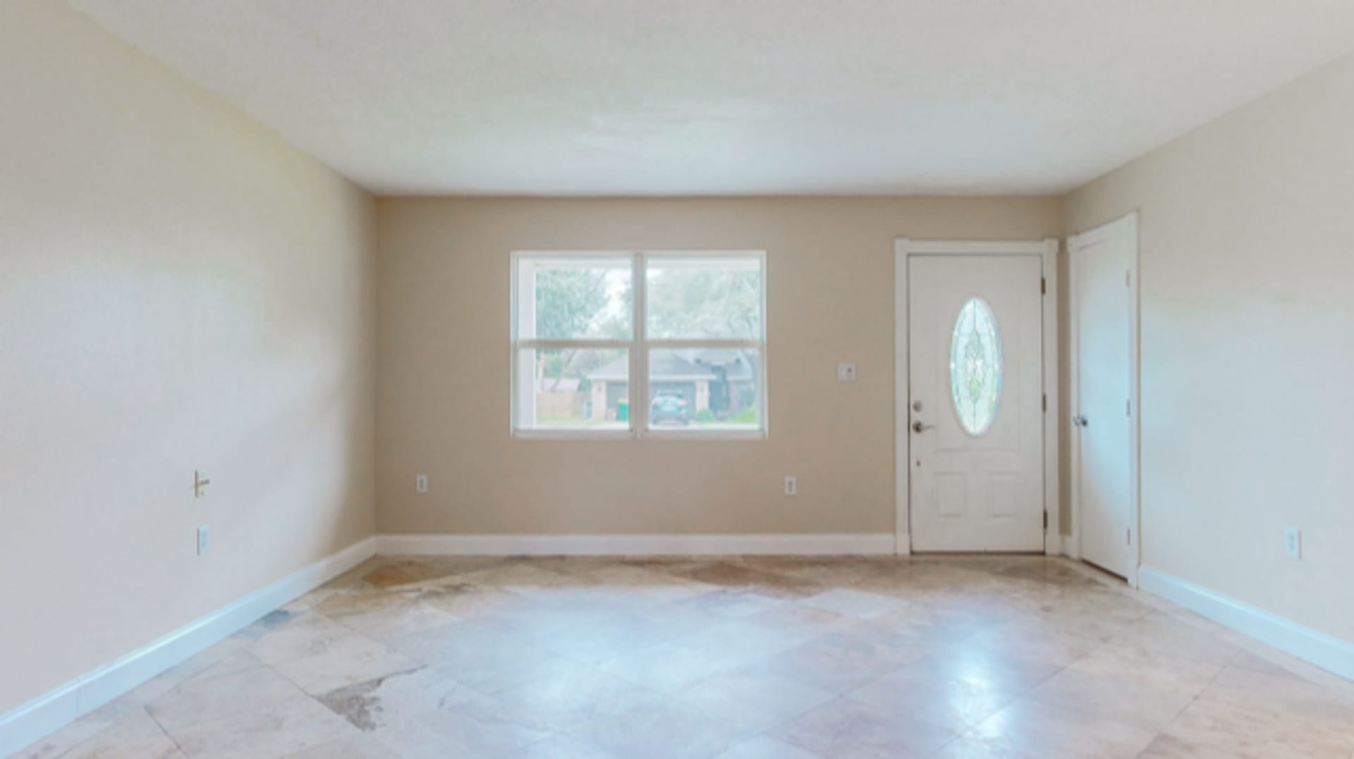 3/2 with Den and extra long single car garage, huge fenced back yard – photo 4