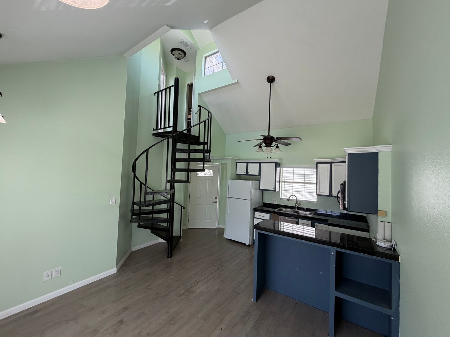 Remodeled 2 Bedroom Unit In Cobblestone – photo 3