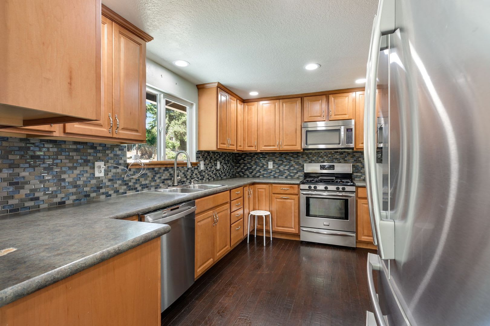 Huge fully fenced dog yard! RV/Boat extra parking! 4 bdrm 2.25 bath. Minutes to I-5, Everett Mall, Boeing – photo 5