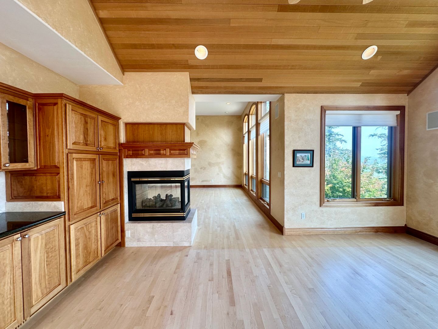 Luxury 4-Bed Running Y Home with Panoramic Lake Views – photo 4