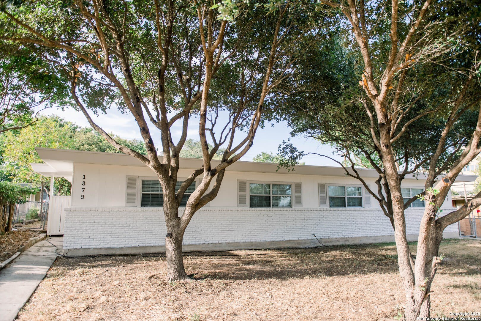 1379 Oblate Dr – photo 2