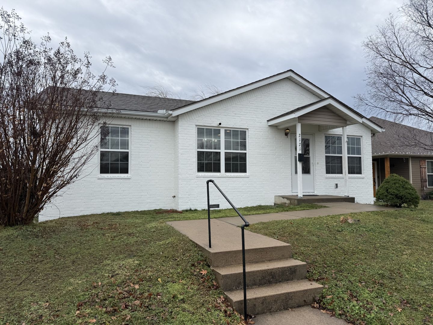 Coming Soon Fully Furnished 3 Bedroom 1 5 Bathrooms Short Term Rental 2121 Kentucky Ave Joplin Mo With A Car Garage – photo 1
