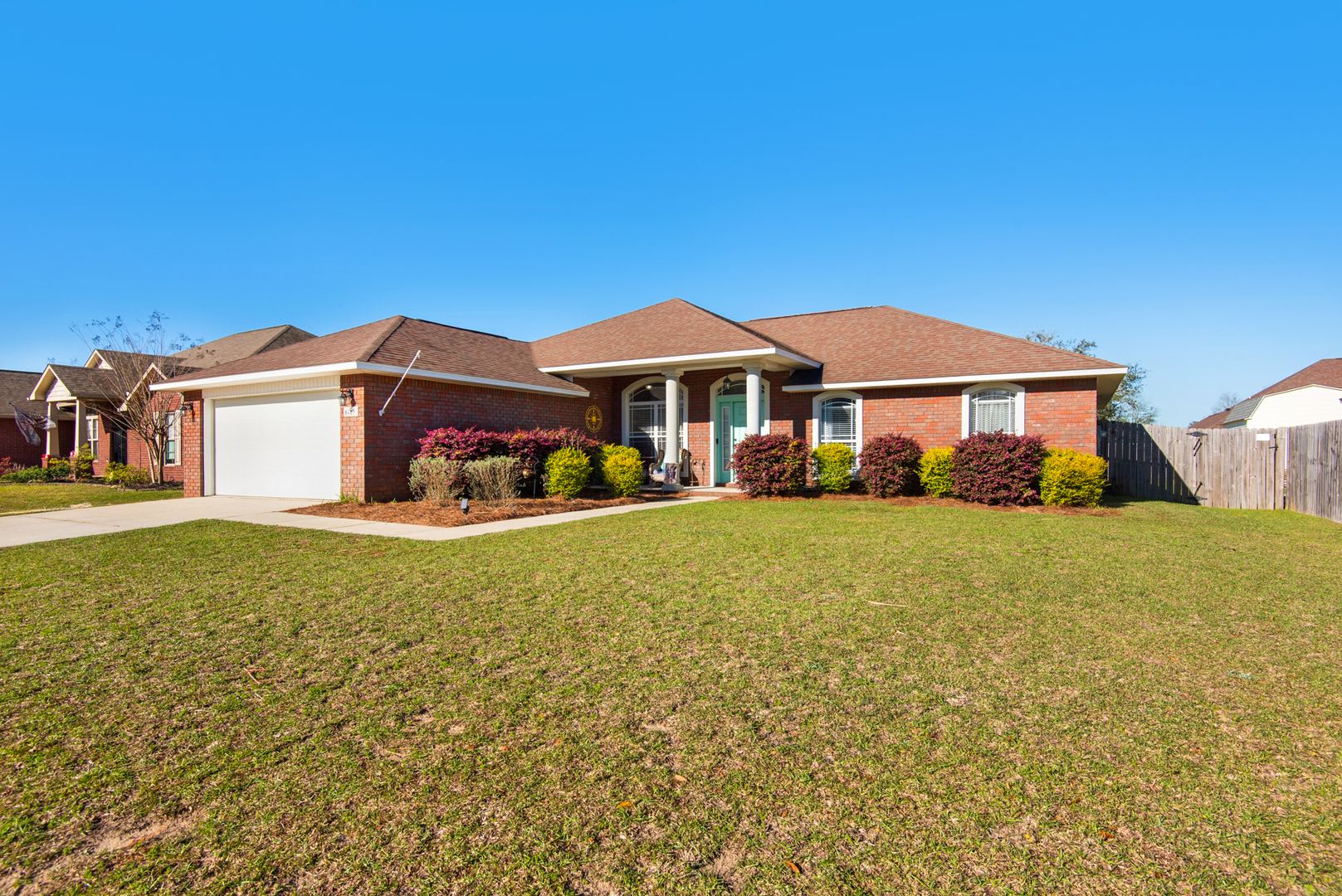 Splash in with a 4/2 pool home in Holly-Cliff Estates! – photo 1