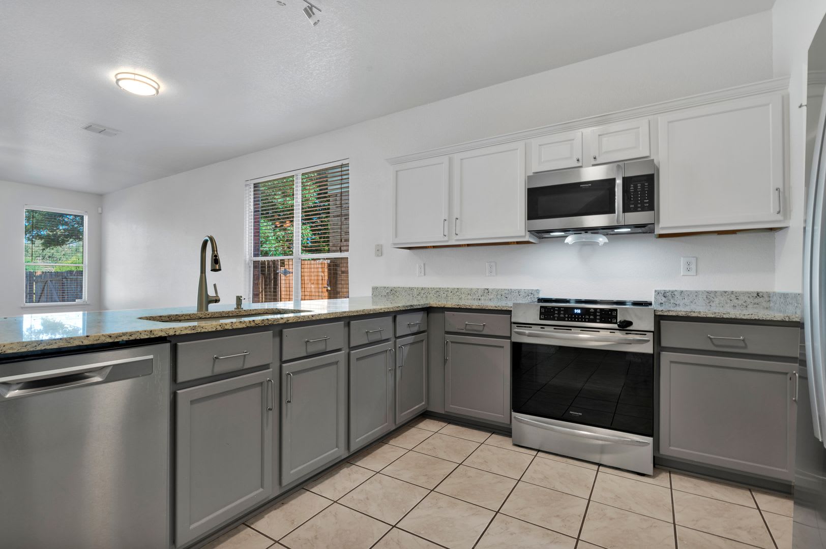 Spacious 5 Bedroom Beauty In Trinity Oaks With Community Perks – photo 4
