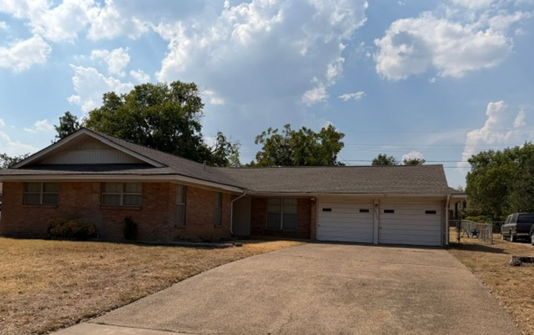 Two Living Rooms And Fully Fenced Backyard – photo 1