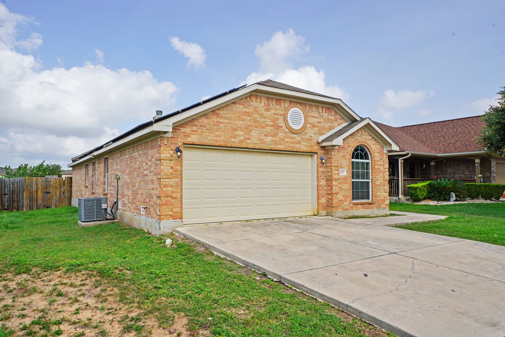 Spacious Single-Story Home with Solar Panels – photo 3