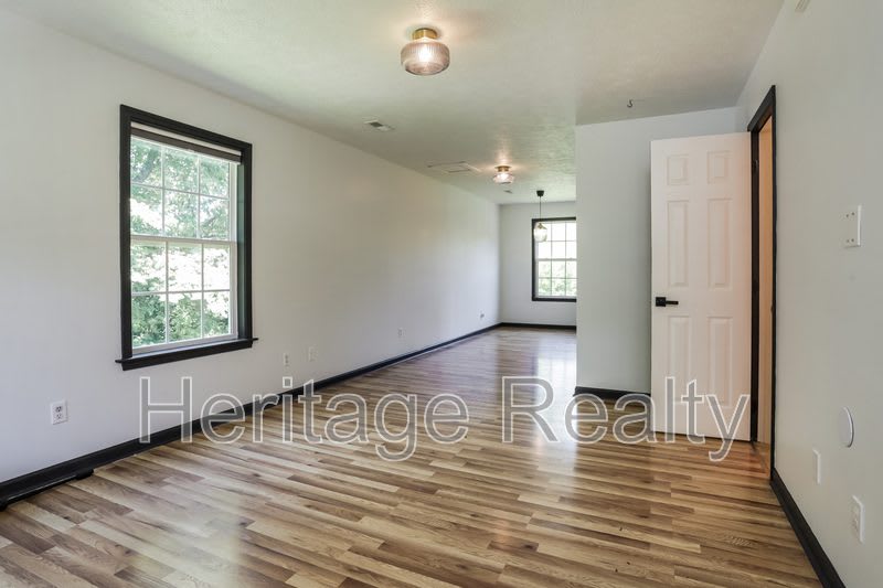 2574 Kenilworth Lane Northeast – photo 2